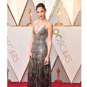 Gal Gadot představila náhrdelník Blue Ice z exkluzivní kolekce Blue Book 2018, na kterém je 27kt akvamarín a přes 1000 diamantů.
