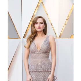 Zoey Deutch na sobě měla náušnice z kolekce Extraordinary Colors of Tiffany.
