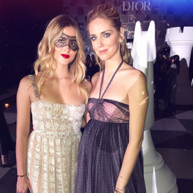 Chiara a Valentina

Valentina je mladší sestra super úspěšné blogerky Chiary, kterou snad ani nemusíme představovat. Chiara je světoznámým fenoménem s téměř dvanácti miliony followers. Ale nenechte se zmást. Tahle mladá kráska nepotřebuje, aby jí někdo ušlapával cestičku. Na Instagramu už ji sleduje 1,5 milionu lidí. A to prý svůj profil na téhle síti ani nechtěla. Vždycky se zajímala o ineriérový design i módu a v roce 2015 navrhla vlastní kolekci plavek. Momentálně zastupuje svou těhotnou sestru na fashion weeku.
