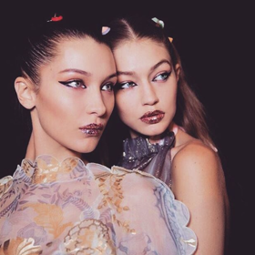 Gigi a Bella

Modelky si zamilovali návrháři i značky, chodí ty nejprestižnější přehlídky a fotí pro nejlepší magazíny. Jejich kouzlo tkví především v tom, jak jsou rozdílné. Blondýnka Gigi Hadid má roztomile baculaté tvářičky a vypadá jako holčička. O rok mladší Bella má havraní vlasy a působí tajemně. Krásu zdědily po matce, která bývala také modelkou. Říká se o nich, že vrátily módě osobitost a my musíme souhlasit.
