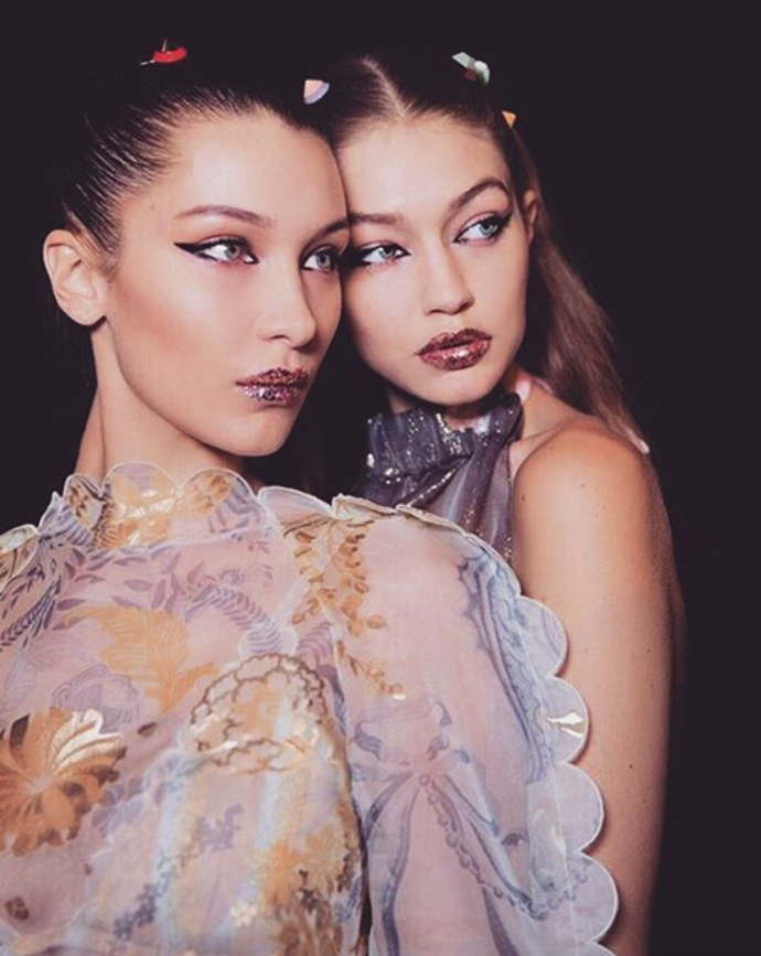 Gigi a Bella

Modelky si zamilovali návrháři i značky, chodí ty nejprestižnější přehlídky a fotí pro nejlepší magazíny. Jejich kouzlo tkví především v tom, jak jsou rozdílné. Blondýnka Gigi Hadid má roztomile baculaté tvářičky a vypadá jako holčička. O rok mladší Bella má havraní vlasy a působí tajemně. Krásu zdědily po matce, která bývala také modelkou. Říká se o nich, že vrátily módě osobitost a my musíme souhlasit.
