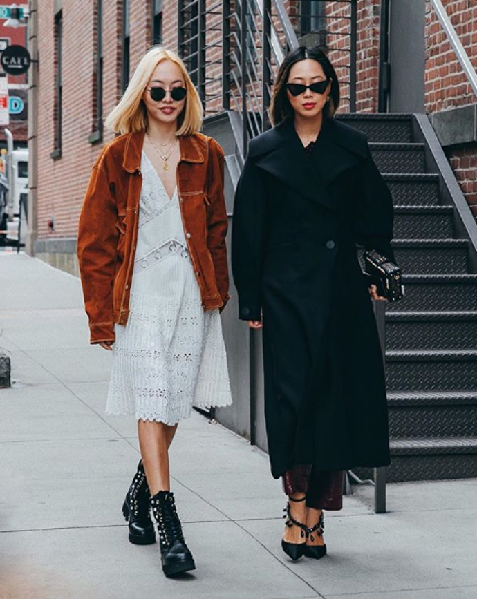 Dani a Aimee

Sestry Aimee a Dani Song jsou mega úspěšné blogerky. Aimee, kterou sleduje na Instagramu 4,7 milionu lidí se zaměřuje více na módu a interiérový design, Dani zase se světem sdílí svou vášeň pro fitness. Společně navrhují pod značkou Two Songs. “Chtěly jsme vytvořit pro nás a pro naše přátele a followers z celého světa vědomou a etickou linii oblečení. Místo přebytku chceme, aby kusy, které jsme vytvořily, byly základními kousky v každé šatně,” říkají sestry.
