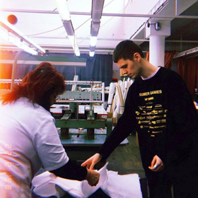 Adéla Mazánková:
"Přiznám se, že jsem si dala trochu náskok. Ještě než to vše odstartuje jsem se totiž byla podívat na Czech Designers Market by Bibloo a neodešla s prázdnou, samozřejmě. Tzn. outfit ready. Hurá. A dál? Rozhodně nevynechám přehlídku Honzy Černého, pro kterého mám slabost (a on to moc dobře ví!), moc se těším na Neheru dohromady s Kubou Polankou a také mi neunikne přehlídka kolekce Moniky Drápalové, kterou s ELLE mapujeme od jejího vzniku až po molo (těšte se!), ani limitovaná kolekce LaFormely s Footshopem, kterou si dost pravděpodobně půjdu hned další den koupit. Tzn. Outfit na Blue Paper party také ready. Hurá. A dál? Sledujte @elleczech a přijďte se za námi podívat v úterý na Re-See Showroom a vše vám bude jasné."
Adéla Mazánková:
"Přiznám se, že jsem si dala trochu náskok. Ještě než to vše odstartuje jsem se totiž byla podívat na Czech Designers Market by Bibloo a neodešla s prázdnou, samozřejmě. Tzn. outfit ready. Hurá. A dál? Rozhodně nevynechám přehlídku Honzy Černého, pro kterého mám slabost (a on to moc dobře ví!), moc se těším na Neheru dohromady s Kubou Polankou a také mi neunikne přehlídka kolekce Moniky Drápalové, kterou s ELLE mapujeme od jejího vzniku až po molo (těšte se!), ani limitovaná kolekce LaFormely s Footshopem, kterou si dost pravděpodobně půjdu hned další den koupit. Tzn. Outfit na Blue Paper party také ready. Hurá. A dál? Sledujte @elleczech a přijďte se za námi podívat v úterý na Re-See Showroom a vše vám bude jasné."