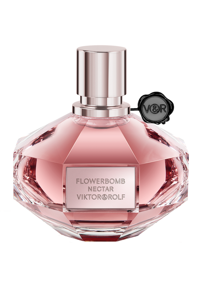 VIKTOR & ROLF FLOWERBOMB NECTAR
Flowerbomb patří mezi klenoty mezi květinovými vůněmi, který jsme viděli už v mnoha variantách a limitovaných edicích. Toto jaro přichází neodolatelný Flowerbomb Nectar. Jak už sám název napovídá, jde o čirý koncentrát toho nejlepšího, co tento hit mezi květinovými vůněmi může nabídnout. Stejně jako v případě nové Coco, i tady hrají zásadní roli tonka fazole a pačule, i když ve zcela jiném poměru. Vonnou kompozici otevírá střelný prach následovaný jasmínem a pomerančovými květy. S touto vůní se v davu rozhodně neztratíte.
VIKTOR & ROLF FLOWERBOMB NECTAR
Flowerbomb patří mezi klenoty mezi květinovými vůněmi, který jsme viděli už v mnoha variantách a limitovaných edicích. Toto jaro přichází neodolatelný Flowerbomb Nectar. Jak už sám název napovídá, jde o čirý koncentrát toho nejlepšího, co tento hit mezi květinovými vůněmi může nabídnout. Stejně jako v případě nové Coco, i tady hrají zásadní roli tonka fazole a pačule, i když ve zcela jiném poměru. Vonnou kompozici otevírá střelný prach následovaný jasmínem a pomerančovými květy. S touto vůní se v davu rozhodně neztratíte.