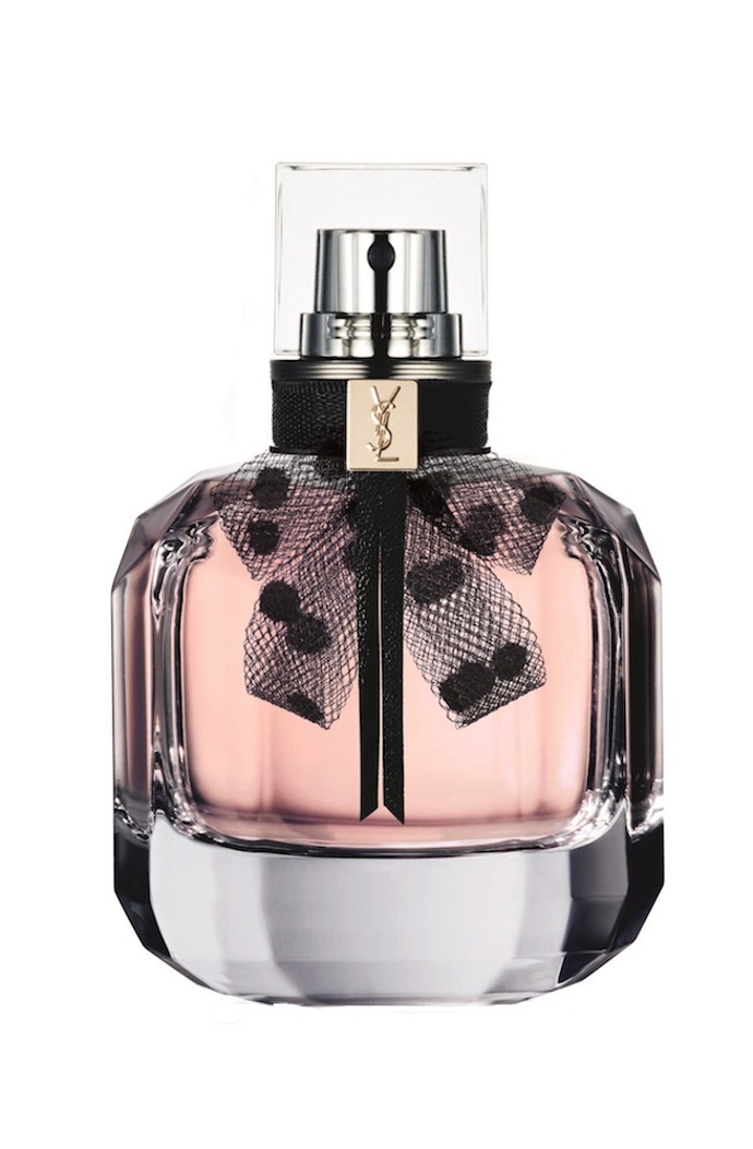 YSL MON PARIS EAU DE TOILETTE
Mon Paris, nový pilíř vůní nesoucí jméno ikonického couturiéra Yves Saint Laurenta, je tu nově také v podobě lehké toaletní vody. Vonné kompozici dominují maliny, pivoňka a ostružiny. Jiskřivé fasety se vám budou hodně líbit, pokud hledáte něco snadno nositelného a přitom rozpoznatelného.
YSL MON PARIS EAU DE TOILETTE
Mon Paris, nový pilíř vůní nesoucí jméno ikonického couturiéra Yves Saint Laurenta, je tu nově také v podobě lehké toaletní vody. Vonné kompozici dominují maliny, pivoňka a ostružiny. Jiskřivé fasety se vám budou hodně líbit, pokud hledáte něco snadno nositelného a přitom rozpoznatelného.