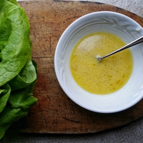 V misce promíchejte olej, ocet, sirup, limetkovou šťávu a jemně nasekanou chilli papričku (pro menší pálivost odstraňte semínka).
