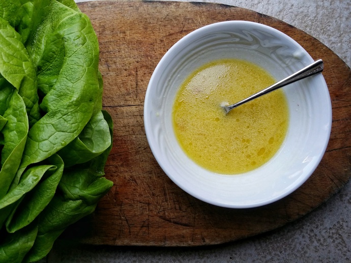 V misce promíchejte olej, ocet, sirup, limetkovou šťávu a jemně nasekanou chilli papričku (pro menší pálivost odstraňte semínka).
