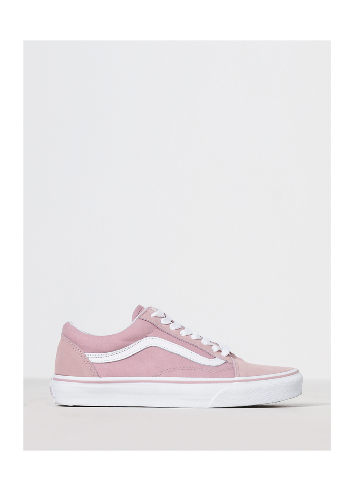 Anička, redaktorka:

Sním o růžových teniskách Vans Old skool. Sice už mi dvacet bylo, ale co - mladá se cítím pořád! Tak doufám, že na mě budou čekat AW LAB storu na Chodově!

