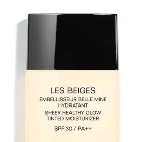 CHANEL LES BEIGES
Letos se naše milovaná řada Les Beiges od Chanel rozšiřuje o nové odstíny tvářenek, balzámů na rty a stínů na oči a hlavně o lehoučký, tónovaný krém s SPF 30. Lehce kryje, hydratuje a dodává pleti dokonalý jas. Jednou ho vyzkoušíte a už ho nedáte z ruky. Na jeho efektu si vypěstujete závislost a to vaši pleti udělá jen dobře.
V prodeji od května 2018
CHANEL LES BEIGES
Letos se naše milovaná řada Les Beiges od Chanel rozšiřuje o nové odstíny tvářenek, balzámů na rty a stínů na oči a hlavně o lehoučký, tónovaný krém s SPF 30. Lehce kryje, hydratuje a dodává pleti dokonalý jas. Jednou ho vyzkoušíte a už ho nedáte z ruky. Na jeho efektu si vypěstujete závislost a to vaši pleti udělá jen dobře.
V prodeji od května 2018