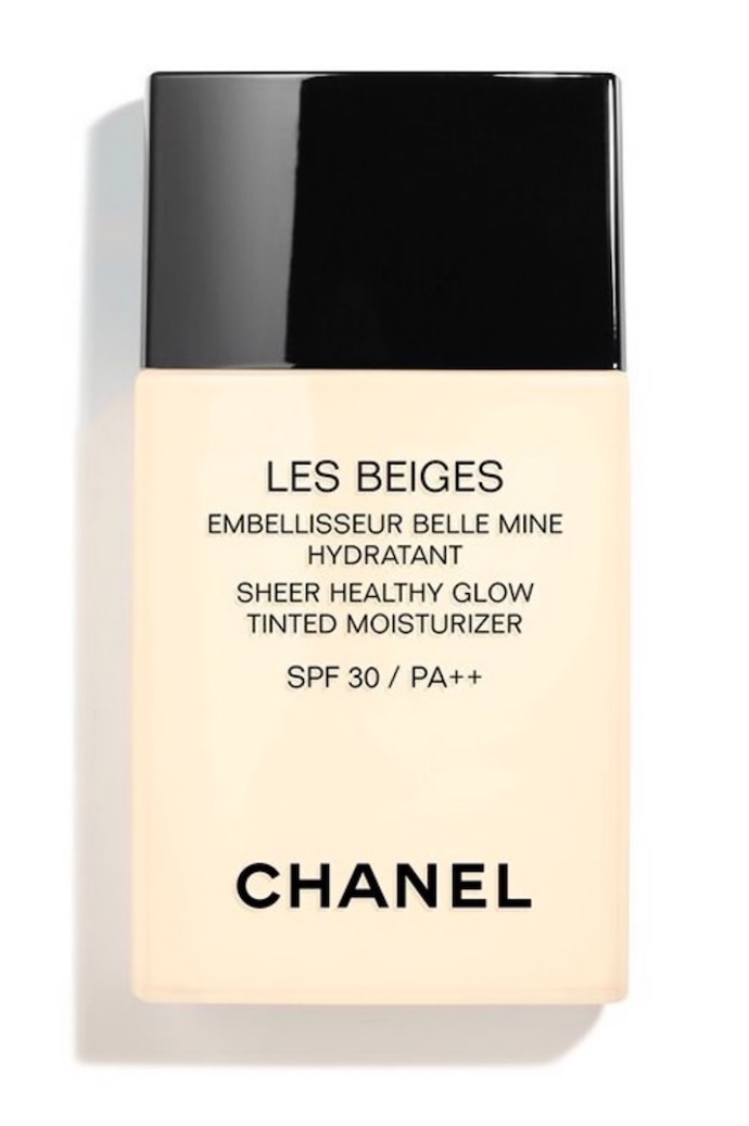 CHANEL LES BEIGES
Letos se naše milovaná řada Les Beiges od Chanel rozšiřuje o nové odstíny tvářenek, balzámů na rty a stínů na oči a hlavně o lehoučký, tónovaný krém s SPF 30. Lehce kryje, hydratuje a dodává pleti dokonalý jas. Jednou ho vyzkoušíte a už ho nedáte z ruky. Na jeho efektu si vypěstujete závislost a to vaši pleti udělá jen dobře.
V prodeji od května 2018
CHANEL LES BEIGES
Letos se naše milovaná řada Les Beiges od Chanel rozšiřuje o nové odstíny tvářenek, balzámů na rty a stínů na oči a hlavně o lehoučký, tónovaný krém s SPF 30. Lehce kryje, hydratuje a dodává pleti dokonalý jas. Jednou ho vyzkoušíte a už ho nedáte z ruky. Na jeho efektu si vypěstujete závislost a to vaši pleti udělá jen dobře.
V prodeji od května 2018