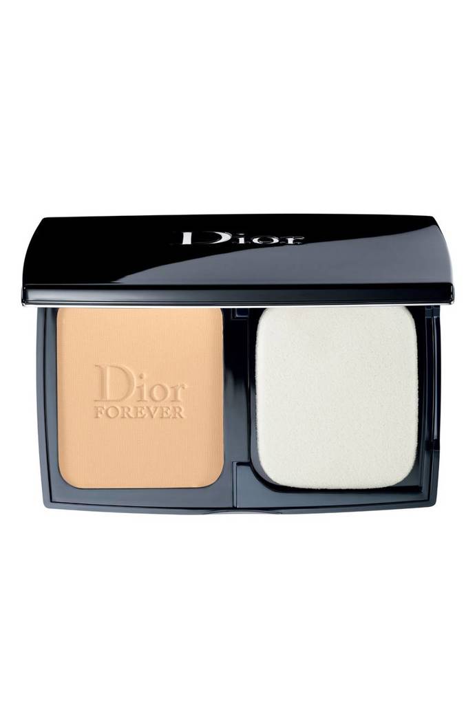 DIORSKIN FOREVER EXTREME CONTROL PERFECT MATTE POWDER
V elegantní tmavě modré krabičce se ukrývá pudr a houbička. Ale ne ledajaký pudr. Jedná se o kompaktní pudrový make-up, který výrazně kryje a pleti vydrží až 12 hodin v dokonalém stavu. Hodně matuje, takže pokud máte mastnou pleť, tohle je pro vás výhra. Obsahuje speciální technologie, které nevysušují pleť a mají krásně rozjasňující efekt. Nemáte-li extra výrazné nedostatky na pleti, make-up ani korektor s touto novinkou nebudete potřebovat. Vybírat můžete ze 7 odstínů.
1650 Kč
DIORSKIN FOREVER EXTREME CONTROL PERFECT MATTE POWDER
V elegantní tmavě modré krabičce se ukrývá pudr a houbička. Ale ne ledajaký pudr. Jedná se o kompaktní pudrový make-up, který výrazně kryje a pleti vydrží až 12 hodin v dokonalém stavu. Hodně matuje, takže pokud máte mastnou pleť, tohle je pro vás výhra. Obsahuje speciální technologie, které nevysušují pleť a mají krásně rozjasňující efekt. Nemáte-li extra výrazné nedostatky na pleti, make-up ani korektor s touto novinkou nebudete potřebovat. Vybírat můžete ze 7 odstínů.
1650 Kč