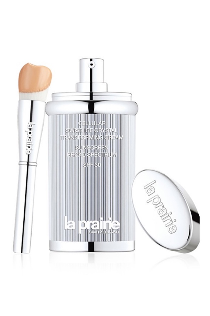 LA PRAIRIE CELLULAR SWISS ICE CRYSTAL TRANSFORMING CREAM
Tohle je nejlepší tónovaný krém, jaký existuje. Opravdu. Jeho efekt na pleti si zamilujete od prvního okamžiku. Intenzivně hydratuje, zároveň obsahuje dost pigmentů na to, aby barevně sjednotil pleť, zakryl všechny drobné nedostatky včetně zarudnutí kolem nosu a tmavších kruhů pod očima. Chrání před UV zářením s pomocí SPF30 a navrch v sobě má rozjasňující částečky, které vykouzlí naprosto dokonalou pleť. Nemáte-li extra suchou pleť, nebudete potřebovat ani denní krém. Must-have!
Prodává FAnn za 4990 Kč
LA PRAIRIE CELLULAR SWISS ICE CRYSTAL TRANSFORMING CREAM
Tohle je nejlepší tónovaný krém, jaký existuje. Opravdu. Jeho efekt na pleti si zamilujete od prvního okamžiku. Intenzivně hydratuje, zároveň obsahuje dost pigmentů na to, aby barevně sjednotil pleť, zakryl všechny drobné nedostatky včetně zarudnutí kolem nosu a tmavších kruhů pod očima. Chrání před UV zářením s pomocí SPF30 a navrch v sobě má rozjasňující částečky, které vykouzlí naprosto dokonalou pleť. Nemáte-li extra suchou pleť, nebudete potřebovat ani denní krém. Must-have!
Prodává FAnn za 4990 Kč