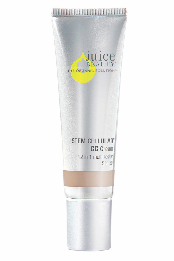 JUICE BEAUTY STEM CELLULAR CC CREAM
CC krém od značky Juice Beauty miluje i Gwyneth Paltrow a vy budete taky. Má čisté složení plné aktivních ingrediencí, které dělají pleti a tělu moc dobře. Obsahuje SPF 30, čímž chrání pleť před UV zářením a taky rozjasňující pigmenty, které barevně pokožku sjednotí, dají jí zdravý, jednotný odstín bez efektu masky. Krém ani make-up nebudete potřebovat, tento produkt je hravě nahradí.
Prodává Biosophy za 1350 Kč
JUICE BEAUTY STEM CELLULAR CC CREAM
CC krém od značky Juice Beauty miluje i Gwyneth Paltrow a vy budete taky. Má čisté složení plné aktivních ingrediencí, které dělají pleti a tělu moc dobře. Obsahuje SPF 30, čímž chrání pleť před UV zářením a taky rozjasňující pigmenty, které barevně pokožku sjednotí, dají jí zdravý, jednotný odstín bez efektu masky. Krém ani make-up nebudete potřebovat, tento produkt je hravě nahradí.
Prodává Biosophy za 1350 Kč