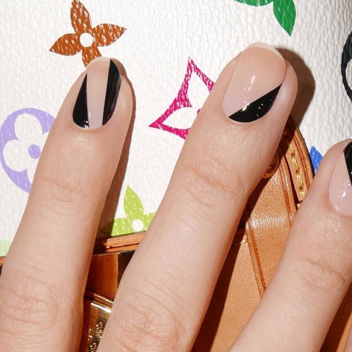 Nail designérka Alicia Torello miluje kontrasty.
