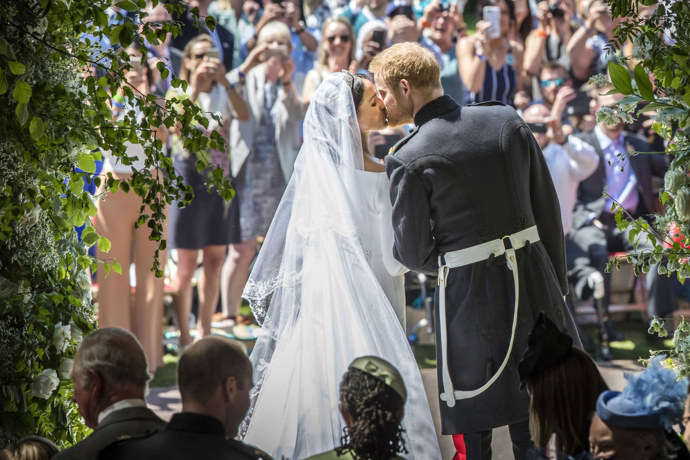 první oficiální polibek Harryho a Meghan
