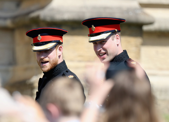 kluci Harry a William dorazili společně a v uniformě
