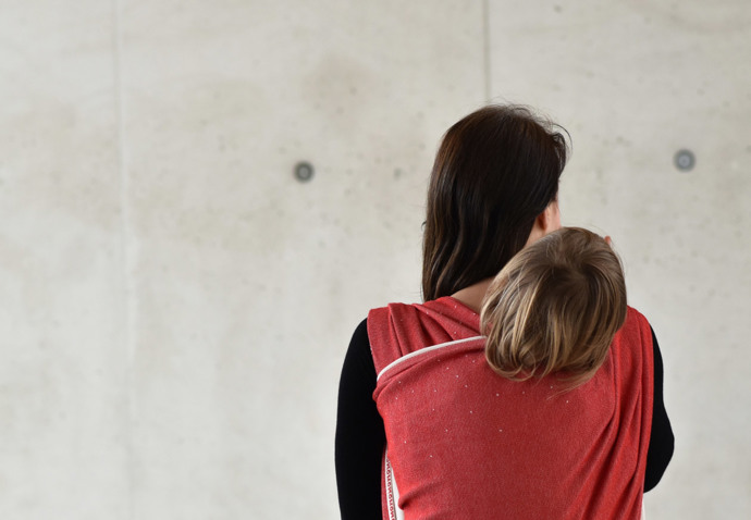Specialitou české Omnifery jsou designové šátky na nošení dětí. Její poslední novinkou je podznačka MOM (Minimal Omnifera), která na mini představí limitovanou edici MOM RED.
