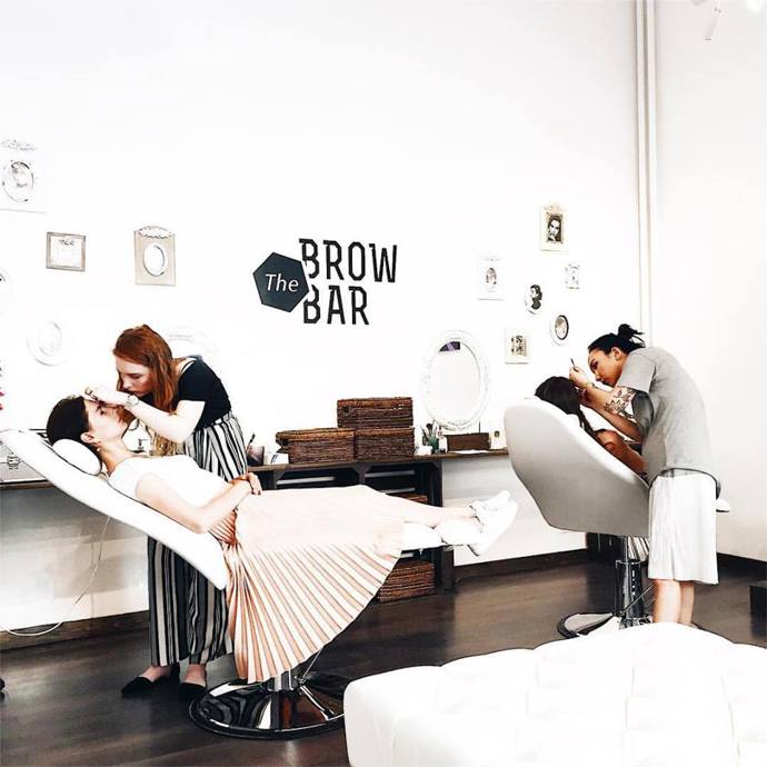 The Brow Bar Prague

Nedaleko Staroměstského náměstí najdete skvělý The Brow Bar Prague. O vaše obočí se tu postarají na jedničku s hvězdičkou, a to rovnou sedm dní v týdnu. Úprava do tvaru se provádí pinzetou nebo voskem tak, aby obočí perfektně ladilo s proporcemi vašeho obličeje a krásně jej zvýraznilo. Pokud jej chcete zvýraznit, nechte si aplikovat barvu nebo klasickou hennu s příměsí pigmentů (vydrží několik týdnů). Na závěr vám personál doporučí vhodnou domácí péči a ukáže vám, jak se o obočí starat v domácích podmínkách.  Bonuesem navíc je pak líčení, které tu můžete absolvovat před důležitou schůzkou nebo večírkem. The Brow Bar Prague je zkrátka místem, kam se budete rádi vracet.
