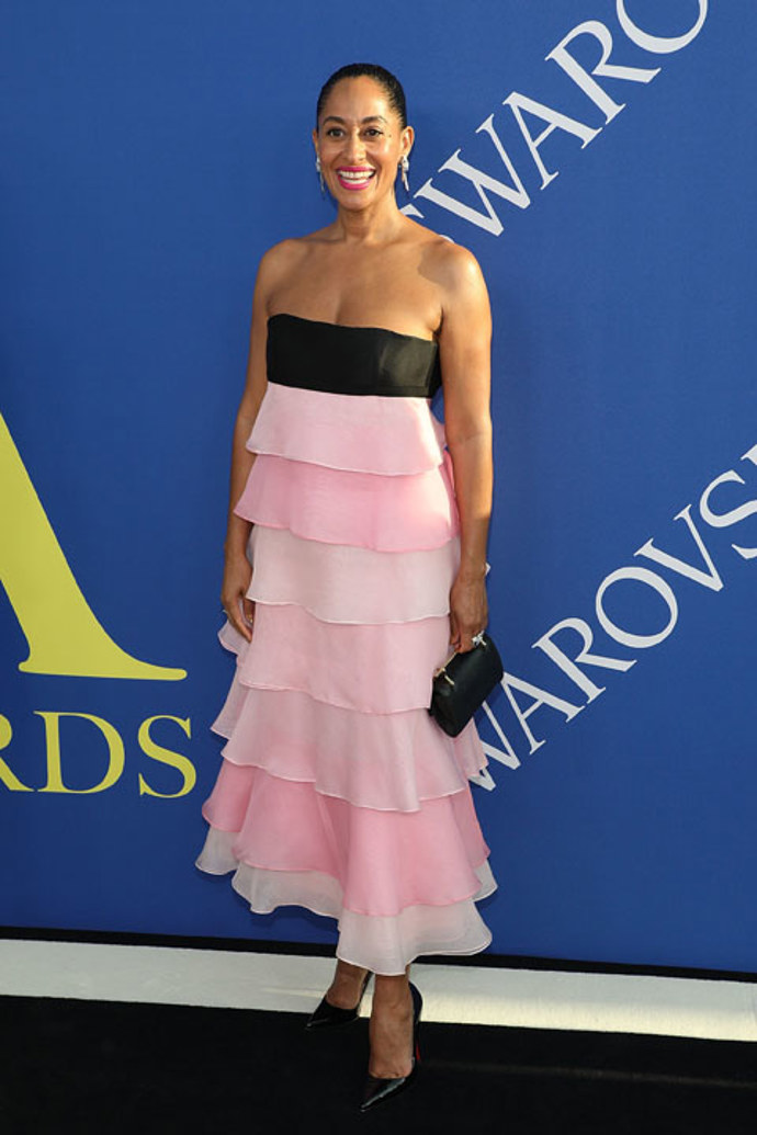 Tracee Ellis Ross v modelu Carolina Herrera
