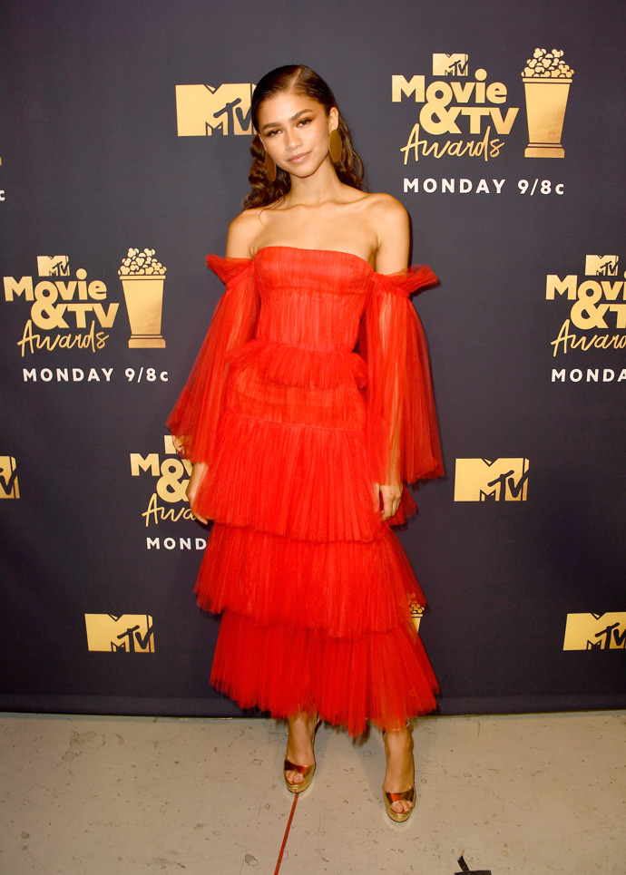 Zendaya v modelu Carolina Herrera na předávání cen MTV Movie & TV Awards 
