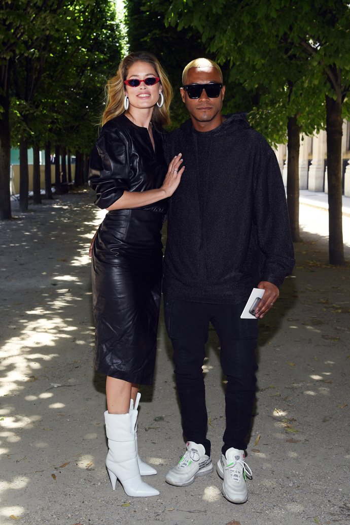 Doutzen Kroes v modelu Off-White na pánské přehlídce Louis Vuitton jaro/léto 2019
