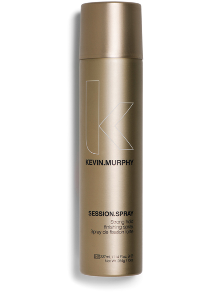 Jak používat lak na vlasy vám říkat nemusíme. Jak používat Session Spray od Kevina Murphyho vám ale řekneme. Napřed si vlasy natočíte, pak je pokropíte sprškou laku a nakonec vytvořenou vlnu rozčešete. Bude držet, a přesto působit zcela přirozeně.
