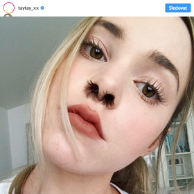 Ochlupení v nose

Neptejte se nás. Nevíme. Tohle absolutní šílenství si záhadným způsobem našlo svou cestu a prorazilo v insta feedu, lidé ho nesnášejí, milují, ale hlavně: každý o něm ví. Beauty blogerky si neváhají k perfektnímu makeupu přilepit do nosu výrazné černé chlupy a směle se s ním fotit ve všech úhlech. 
