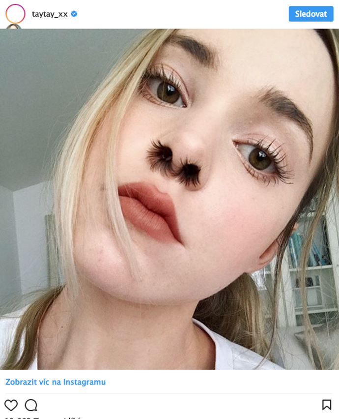 Ochlupení v nose

Neptejte se nás. Nevíme. Tohle absolutní šílenství si záhadným způsobem našlo svou cestu a prorazilo v insta feedu, lidé ho nesnášejí, milují, ale hlavně: každý o něm ví. Beauty blogerky si neváhají k perfektnímu makeupu přilepit do nosu výrazné černé chlupy a směle se s ním fotit ve všech úhlech. 
