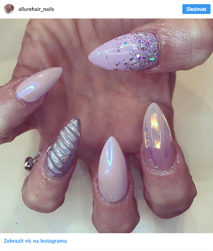 Holografické nehty

Devadesátky, tak dobře známé pro nový odstín růžové "shockin' pink!" a meňavé duhové tóny jsou zpět. Harajuku meňavé batůžky na zádech roztomilých asijatek, jednorožčí štětce na makeup a duhové rozjasňovače na lícních kostech brázdí internetový beauty svět. Největší oblibě se těší pudrovo-holografické nehty. No posuďte sami, nejsou krásné? 
