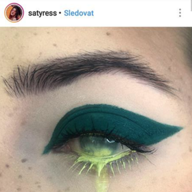Tekutá linka v oku

Měli bychom se bát? Určitě ne. Kontroverzní trend tekuté linky rozkapané v oku neměl dlouhého trvání, jak rychle přišel, tak rychle odešel, málokdo chce totiž dobrovolně hazardovat se svým zdravím. V seznamu nám ale nesměl chybět.
