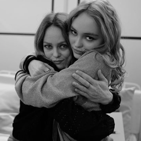 Lily-Rose Depp
Vanessa Paradis, maminka téhle mladé modelky, je sice známá především jako herečka a zpěvačka, i ona ale s modelingem chvíli koketovala. Lily-Rose se v šestnácti stala tváří módního domu Chanel. Vyzkoušela si také malé role v několika filmech. Před dvěma lety navíc odešla ze školy, aby se mohla naplno věnovat kariéře. Otevřeně také promluvila o tom, že bojovala s anorexií.
Lily-Rose Depp
Vanessa Paradis, maminka téhle mladé modelky, je sice známá především jako herečka a zpěvačka, i ona ale s modelingem chvíli koketovala. Lily-Rose se v šestnácti stala tváří módního domu Chanel. Vyzkoušela si také malé role v několika filmech. Před dvěma lety navíc odešla ze školy, aby se mohla naplno věnovat kariéře. Otevřeně také promluvila o tom, že bojovala s anorexií.