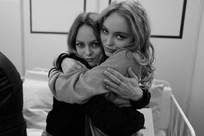 Lily-Rose Depp

Vanessa Paradis, maminka téhle mladé modelky, je sice známá především jako herečka a zpěvačka, i ona ale s modelingem chvíli koketovala. Lily-Rose se v šestnácti stala tváří módního domu Chanel. Vyzkoušela si také malé role v několika filmech. Před dvěma lety navíc odešla ze školy, aby se mohla naplno věnovat kariéře. Otevřeně také promluvila o tom, že bojovala s anorexií.
