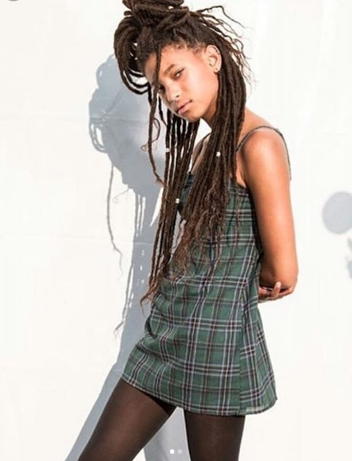 Willow Smith

Dcera herce Willa Smitha a herečky Jady Smith se dnes věnuje zpěvu a filmu, ale i ona má za sebou několik významných kampaní, třeba pro Chanel nebo Marc Jacobs. Právě pro Chanel nafotila před dvěma lety reklamu na novou kolekci brýlí.
