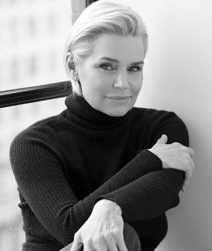 Yolanda Foster je také hvězdou bizarní reality show The Real Housewives of Beverly Hills o silikonových paničkách, jež utrácejí peníze a nemají celý den co na práci. Otcem krásek je realitní magnát Mohamed Hadid.
