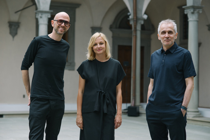 Zleva choreograf Wayne McGregor, kreativní ředitelka COS Karin Gustafsson a Christophe Copin, šéf pánské módy značky COS.
