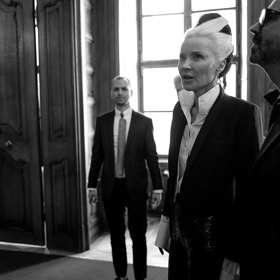 Daphne Guinness dorazila do Galerie Města Bratislavy hodinu před vernisáží. Doprovázel ji hudební producent Malcolm Doherty a producent výstavy Milosh Harajda.
