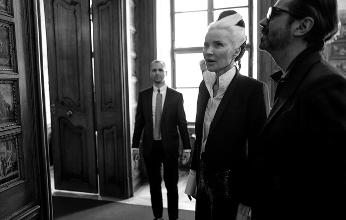 Daphne Guinness dorazila do Galerie Města Bratislavy hodinu před vernisáží. Doprovázel ji hudební producent Malcolm Doherty a producent výstavy Milosh Harajda.
