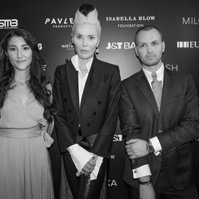 Kurátorka výstavy THE QUEEN OF THE NIGHT Lucia Ramljaková, Daphne Guinness a producent Milosh Harajda.
