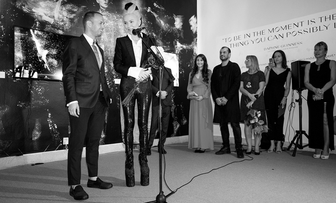 Daphne Guinness a Milosh Harajda během rozhovoru na vernisáži
