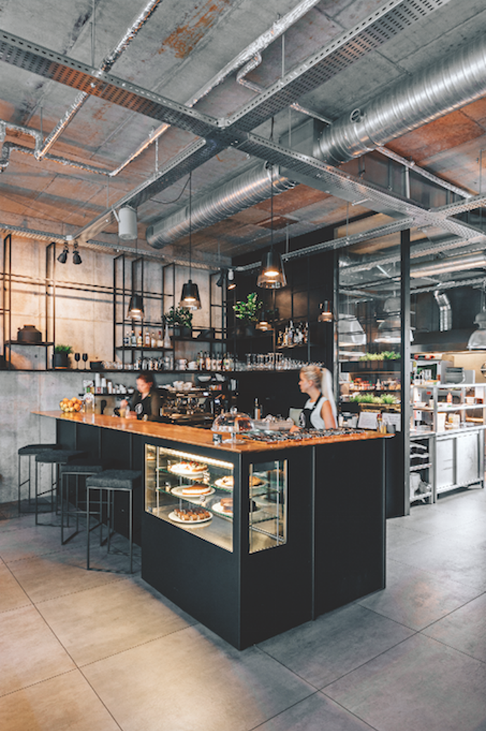 A café
Tohle místo projasnilo poměrně drsnou oblast v okolí Mariánského náměstí. Stojí za ním Radim Dvořáček, jehož rodina už po několik generací na ostravské gastroscéně podniká. A Radim přichází s tím nejmladším konceptem, který stojí na vyhlášených snídaních s vejcem Benedikt či avokádovým toustem v osvěžujícím industriálním interiéru, který se nebojí odhalených instalací na stropě, surového kovu ani pohledového betonu a prostých barev. Každý týden jsou na menu zaručeně zajímavá jídla, která jsou nejen nápaditá, ale i pěkná a hlavně strašně moc chutná! Zkuste určitě jejich club sendvič a nezapomeňte na rezervaci, obzvlášť o víkendu mívají beznadějně plno. Mariánské nám. 10 / ig @acafeostrava
A café
Tohle místo projasnilo poměrně drsnou oblast v okolí Mariánského náměstí. Stojí za ním Radim Dvořáček, jehož rodina už po několik generací na ostravské gastroscéně podniká. A Radim přichází s tím nejmladším konceptem, který stojí na vyhlášených snídaních s vejcem Benedikt či avokádovým toustem v osvěžujícím industriálním interiéru, který se nebojí odhalených instalací na stropě, surového kovu ani pohledového betonu a prostých barev. Každý týden jsou na menu zaručeně zajímavá jídla, která jsou nejen nápaditá, ale i pěkná a hlavně strašně moc chutná! Zkuste určitě jejich club sendvič a nezapomeňte na rezervaci, obzvlášť o víkendu mívají beznadějně plno. Mariánské nám. 10 / ig @acafeostrava
