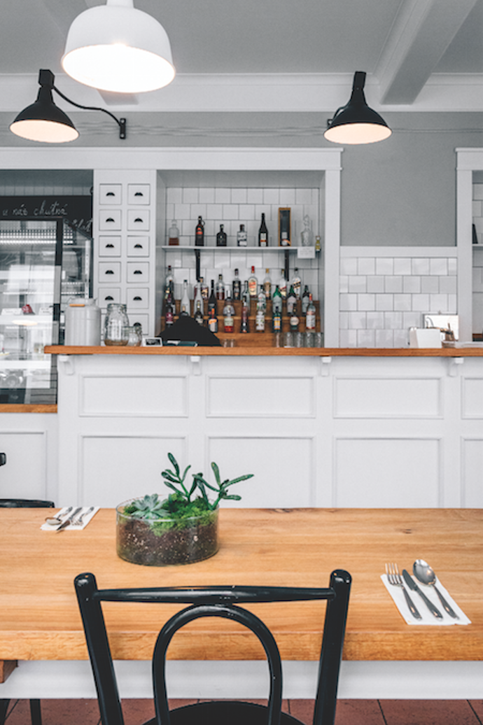 Boule za ušima
Velmi oblíbené bistro v centru Ostravy interiérově poladil Igor Trávníček. Celý prostor, který má pod sebou ještě vtipnou kuchařskou školu Food Porn Academy, zase táhne Eva Hrdinová spolu se svým týmem – kuchařem Karlem a Standou, což není nikdo jiný než Evin bratr. Housky na bestsellerové burgery, které se dělají z masa z nedaleké beskydské farmy, jí pro změnu peče mamka. Oblíbená je tu také koprovka s karlovarem, na snídaních jdou nejvíc na odbyt borůvkové lívance. V bistru zabaví i malé strávníky ve vychytaném dětském koutku nebo uspořádají narozeninovou oslavu v salonku pro čtyřicet hostů. A k tomu jako pozornost podniku úsměv od ucha k uchu. Tyršova 31 / ig @bistroboulezausima
Boule za ušima
Velmi oblíbené bistro v centru Ostravy interiérově poladil Igor Trávníček. Celý prostor, který má pod sebou ještě vtipnou kuchařskou školu Food Porn Academy, zase táhne Eva Hrdinová spolu se svým týmem – kuchařem Karlem a Standou, což není nikdo jiný než Evin bratr. Housky na bestsellerové burgery, které se dělají z masa z nedaleké beskydské farmy, jí pro změnu peče mamka. Oblíbená je tu také koprovka s karlovarem, na snídaních jdou nejvíc na odbyt borůvkové lívance. V bistru zabaví i malé strávníky ve vychytaném dětském koutku nebo uspořádají narozeninovou oslavu v salonku pro čtyřicet hostů. A k tomu jako pozornost podniku úsměv od ucha k uchu. Tyršova 31 / ig @bistroboulezausima