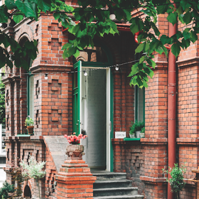 HogoFogo
HogoFogo otevřelo už v roce 2015 během Colours of Ostrava a hned měli plno! Za bistrem stojí trojice kamarádů se zkušenostmi s restauratérstvím – Petr Jonáš, Tereza Ovšáková a Pavel Niedoba, jako kuchaři i jako majitelé. Burgery, ramen, paella, fish & chips, lasagne, vegetariánský tatarák, jedou si opravdu všechny trendy. A skvěle jim to jde od ruky. Hosté si tu pochutnají každý všední den od půl dvanácté až do desíti a jsou už vlastně kamarádi. Dokázali to nedávno při stěhování bistra do nových hezčích, a hlavně mnohem větších prostor v Sokolské ulici, kdy majitelům kluci pomáhali bourat zdi a holky umývat okna. Žádný hogofogo, cype! Sokolská tř. 6 / ig @hogofogobistro
HogoFogo
HogoFogo otevřelo už v roce 2015 během Colours of Ostrava a hned měli plno! Za bistrem stojí trojice kamarádů se zkušenostmi s restauratérstvím – Petr Jonáš, Tereza Ovšáková a Pavel Niedoba, jako kuchaři i jako majitelé. Burgery, ramen, paella, fish & chips, lasagne, vegetariánský tatarák, jedou si opravdu všechny trendy. A skvěle jim to jde od ruky. Hosté si tu pochutnají každý všední den od půl dvanácté až do desíti a jsou už vlastně kamarádi. Dokázali to nedávno při stěhování bistra do nových hezčích, a hlavně mnohem větších prostor v Sokolské ulici, kdy majitelům kluci pomáhali bourat zdi a holky umývat okna. Žádný hogofogo, cype! Sokolská tř. 6 / ig @hogofogobistro