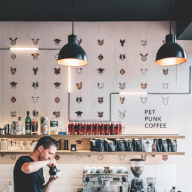 PetPunk
Streetfoodové bistro na pětadvaceti metrech čtverečních spojuje dva odlišné koncepty, které si na triko vzalo Studio Stojkov a fúze se mu povedla báječná. PetPunk odkazuje k Orwellově Farmě zvířat: „Všechna zvířátka jsou si rovna, ale některá jsou si rovnější.“ Zajděte sem na kafe a chleba a taky bulharskou banicu. Slané pečivo plněné sýrem a vajíčky tu s dalšími dobrotami prodává pekařka a cukrářka Pawliczka. Na straně druhé připravuje kafe od Nordbeans Petr ‚pan Punk‘ Polák. Nádražní 50 / ig @petpunkbistro
PetPunk
Streetfoodové bistro na pětadvaceti metrech čtverečních spojuje dva odlišné koncepty, které si na triko vzalo Studio Stojkov a fúze se mu povedla báječná. PetPunk odkazuje k Orwellově Farmě zvířat: „Všechna zvířátka jsou si rovna, ale některá jsou si rovnější.“ Zajděte sem na kafe a chleba a taky bulharskou banicu. Slané pečivo plněné sýrem a vajíčky tu s dalšími dobrotami prodává pekařka a cukrářka Pawliczka. Na straně druhé připravuje kafe od Nordbeans Petr ‚pan Punk‘ Polák. Nádražní 50 / ig @petpunkbistro