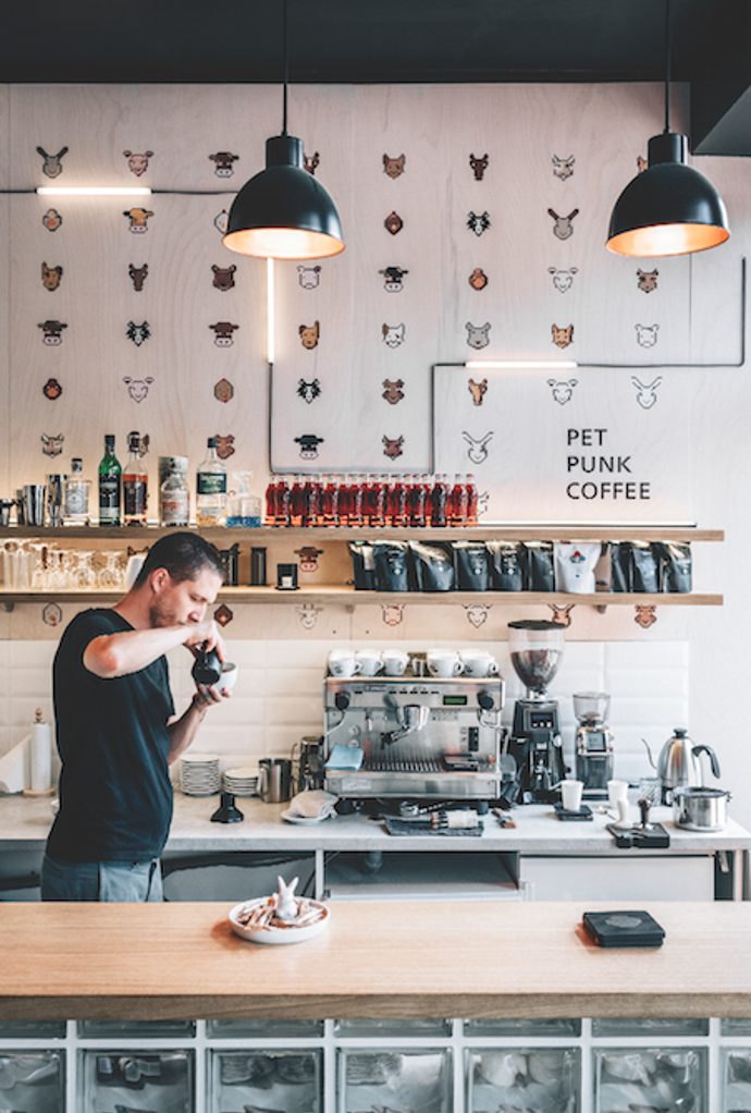 PetPunk
Streetfoodové bistro na pětadvaceti metrech čtverečních spojuje dva odlišné koncepty, které si na triko vzalo Studio Stojkov a fúze se mu povedla báječná. PetPunk odkazuje k Orwellově Farmě zvířat: „Všechna zvířátka jsou si rovna, ale některá jsou si rovnější.“ Zajděte sem na kafe a chleba a taky bulharskou banicu. Slané pečivo plněné sýrem a vajíčky tu s dalšími dobrotami prodává pekařka a cukrářka Pawliczka. Na straně druhé připravuje kafe od Nordbeans Petr ‚pan Punk‘ Polák. Nádražní 50 / ig @petpunkbistro
PetPunk
Streetfoodové bistro na pětadvaceti metrech čtverečních spojuje dva odlišné koncepty, které si na triko vzalo Studio Stojkov a fúze se mu povedla báječná. PetPunk odkazuje k Orwellově Farmě zvířat: „Všechna zvířátka jsou si rovna, ale některá jsou si rovnější.“ Zajděte sem na kafe a chleba a taky bulharskou banicu. Slané pečivo plněné sýrem a vajíčky tu s dalšími dobrotami prodává pekařka a cukrářka Pawliczka. Na straně druhé připravuje kafe od Nordbeans Petr ‚pan Punk‘ Polák. Nádražní 50 / ig @petpunkbistro