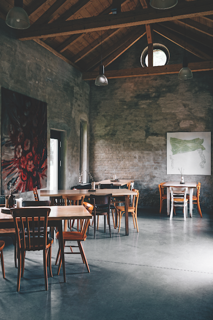 Bistropen
V areálu parku a muzea Landek, tam, kde by člověk čekal nanejvýše langoše a limču, vedou David a Dan prvotřídní kuchyni i servis. V Bistropen tvoří famózní tapas a jiná neuvěřitelně sexy jídla. Zkuste jejich marinovaná žebra nebo drobné delikatesy, burgerem se nasytíte leckde. Jejich tapasky, fermentovaná zelenina nebo nakládaný rybí karbanátek, to jsou totiž neskutečné dobroty. Ani steaky tu nešidí a maso grilují na bukovém dřevě. David a jeho kuchařský tým sází opravdové perly, a to navíc v magickém prostředí rekonstruovaném dalším mistrem, architektem Josefem Pleskotem. Pod Landekem 70 / ig @bistropen_
Bistropen
V areálu parku a muzea Landek, tam, kde by člověk čekal nanejvýše langoše a limču, vedou David a Dan prvotřídní kuchyni i servis. V Bistropen tvoří famózní tapas a jiná neuvěřitelně sexy jídla. Zkuste jejich marinovaná žebra nebo drobné delikatesy, burgerem se nasytíte leckde. Jejich tapasky, fermentovaná zelenina nebo nakládaný rybí karbanátek, to jsou totiž neskutečné dobroty. Ani steaky tu nešidí a maso grilují na bukovém dřevě. David a jeho kuchařský tým sází opravdové perly, a to navíc v magickém prostředí rekonstruovaném dalším mistrem, architektem Josefem Pleskotem. Pod Landekem 70 / ig @bistropen_
