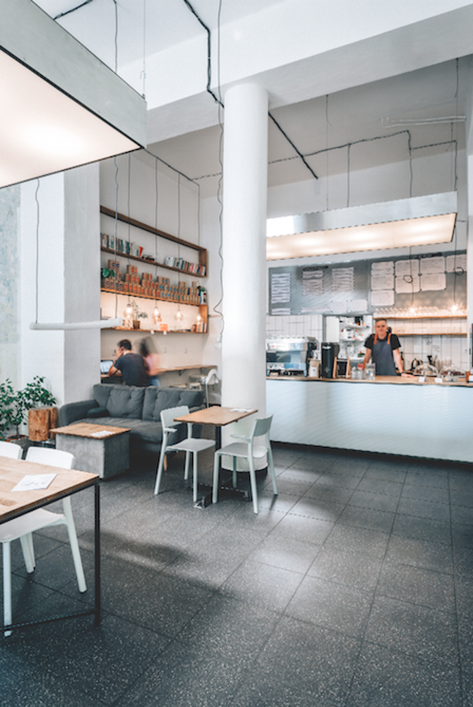 CØkafe
Má za sebou období velkého stěhování. Z centra se CØkafe nedávno přestěhovalo ke Stodolní, v Porubě ale dál jede CØkafe bistro a připravuje se i CØpekárna. Porubskou pobočku, od začátku více pojatou jako bistro, navrhli Marie a Petr Kvasničkovi. Dostanete tu precizní výběrovou kávu, baristé Katka a Hynek drží laťku stále vysoko, i když kavárna už není tak ortodoxní. Kuchyni od snídaní přes lehké obědy až po víkendové brunche zase vládne Magdaléna Thomitzková. Hlavní tř.116 / ig @cokafe.poruba, @cocafe.centrum
CØkafe
Má za sebou období velkého stěhování. Z centra se CØkafe nedávno přestěhovalo ke Stodolní, v Porubě ale dál jede CØkafe bistro a připravuje se i CØpekárna. Porubskou pobočku, od začátku více pojatou jako bistro, navrhli Marie a Petr Kvasničkovi. Dostanete tu precizní výběrovou kávu, baristé Katka a Hynek drží laťku stále vysoko, i když kavárna už není tak ortodoxní. Kuchyni od snídaní přes lehké obědy až po víkendové brunche zase vládne Magdaléna Thomitzková. Hlavní tř.116 / ig @cokafe.poruba, @cocafe.centrum