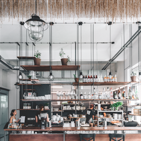 Skoč do pole
Do rozbujelé Poruby skočil další projekt, jehož interiér do detailu propracoval architekt Petr Kundrát. Restaurace vaří známá jídla, ale tak, jak byste se do toho doma určitě nepustili, třeba čtrnáct hodin v sous-vide taženou a na grilu pak doladěnou krkovičku. Instagram oběhla i signaturní kulajda s brambory v popelu. Z otevřené kuchyně připravují Martin a Filip jednodušší obědy, promakanější večeře a tematické víkendy. Tahle restaurace se do ostravského pole vrhla naplno!Čkalovova 45 / ig @skocdopolecz
Skoč do pole
Do rozbujelé Poruby skočil další projekt, jehož interiér do detailu propracoval architekt Petr Kundrát. Restaurace vaří známá jídla, ale tak, jak byste se do toho doma určitě nepustili, třeba čtrnáct hodin v sous-vide taženou a na grilu pak doladěnou krkovičku. Instagram oběhla i signaturní kulajda s brambory v popelu. Z otevřené kuchyně připravují Martin a Filip jednodušší obědy, promakanější večeře a tematické víkendy. Tahle restaurace se do ostravského pole vrhla naplno!Čkalovova 45 / ig @skocdopolecz