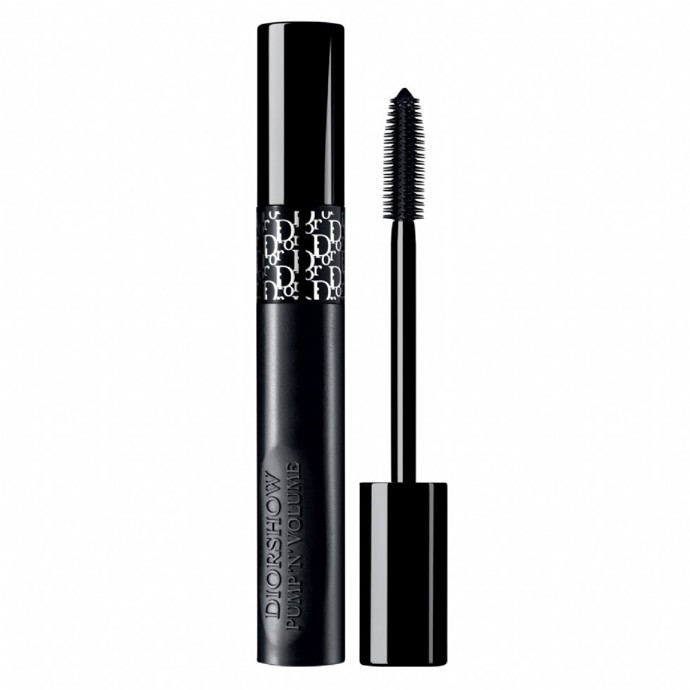 Dior Pum’N’Volume Mascara, 980 Kč

Proč ji milujeme:

Ještě před časem bychom vám napsaly, že nás u řasenek jen tak nic nepřekvapí. Jenže pak jsme dostaly šanci vyzkoušet tuhle revoluční řasenku a od té doby už „nikdy něříkáme nikdy“. Tahle „pumpovací“ řasenka s unikátním složením pro jedinečný objem řas je prostě zázrak!
