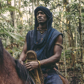 Roots
Remake seriálu Roots ze sedmdesátých let se kanálu History je podle nás excelentní. Na obrazovkách už dlouho nebylo něco tolik naléhavého. Příběh několika generací otroků a otrokářů vás naštve, dojme a na konci budete zoufalí z toho, že tohle všechno (nebo něco hodně podobného) se opravdu stalo.
Roots
Remake seriálu Roots ze sedmdesátých let se kanálu History je podle nás excelentní. Na obrazovkách už dlouho nebylo něco tolik naléhavého. Příběh několika generací otroků a otrokářů vás naštve, dojme a na konci budete zoufalí z toho, že tohle všechno (nebo něco hodně podobného) se opravdu stalo.