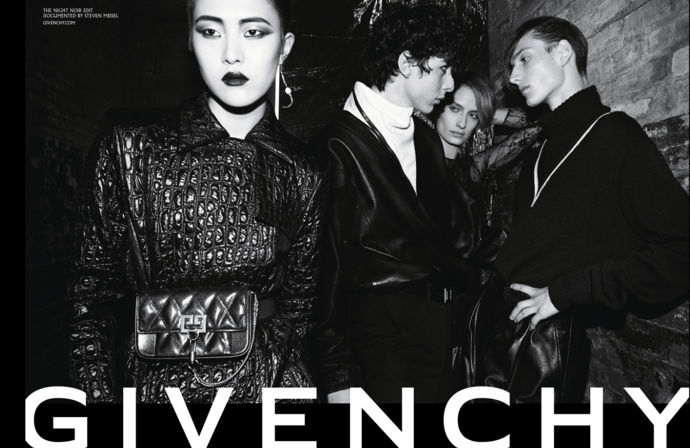 Givenchy

Fotograf: Steven Meisel
